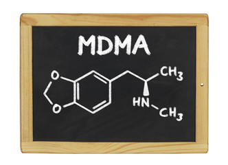 chemische Strukturformel von MDMA auf einer Schiefertafel