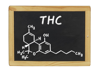 chemische Strukturformel von THC auf einer Schiefertafel