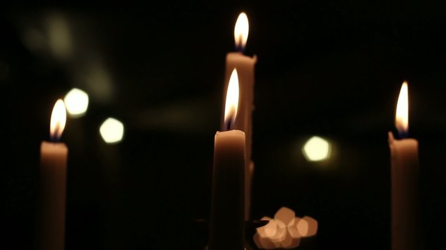 candele accese in chiesa