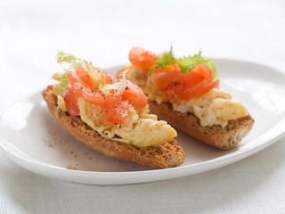 bread with salmon and egg
