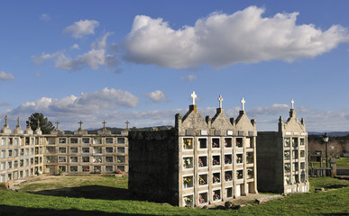 Vista parcial de un cementerio gallego en las Rías Bajas