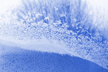 Heterogeneous ice pattern on the glass