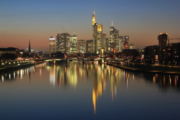 Skyline von Frankfurt mit Spiegelung