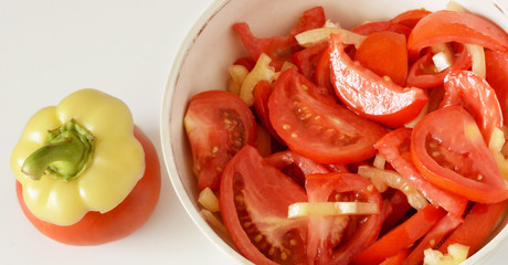 a salad of tomato and pepper