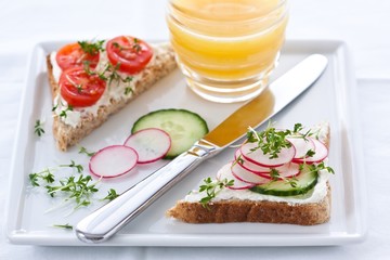Sandwiches with quark cheese and vegetables