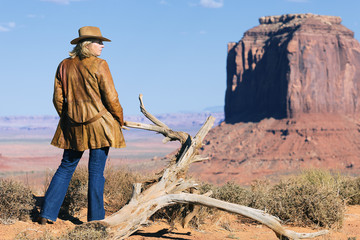 Fototapeta na wymiar Młody cowgirl w Monument Valley
