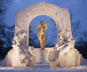 Fototapeta premium Pomnik Johana Straussa z Vienna Stadtpark o zimowym zmierzchu