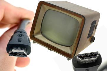Altes Fernsehen mit HDMI Kabel