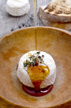 Goats cheese with thyme and honey