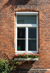 Fototapeta na wymiar Ceglany mur z oknami