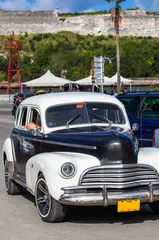 Fotobehang Caribische klassieke Amerikaanse auto in Cuba © mabofoto@icloud.com