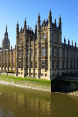 Fototapeta na wymiar Pałac Westminsterski, widok od rzeki Tamizy w Londynie.