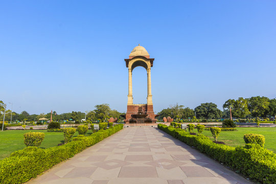 empty canopy of George V at India Gate