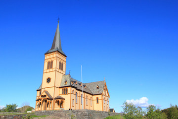 Fototapeta na wymiar Błękitne niebo nad katedry w Lofoten