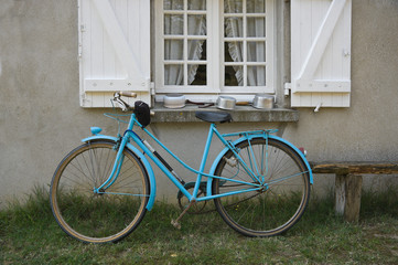 Fototapeta na wymiar Old blue french bicycle