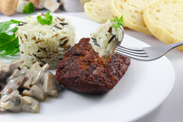 cutlet with rice and mushrooms - Hacksteak mit Reis und Pilzen