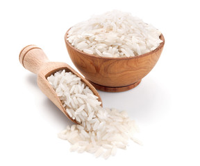 Fototapeta na wymiar ryż długoziarnisty w drewnianej misce na białym