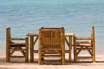 Fototapeta na wymiar Stół i krzesła z pięknym widokiem na morze, Tajlandia.