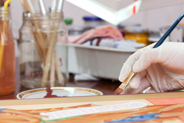 Obraz premium Icon-painter works on new Christian icon