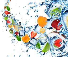 Foto op Plexiglas Vers fruit splash met ijsblokjes © Lukas Gojda