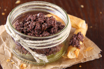 tapenade aus kalamata oliven