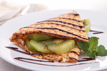 kiwi crepe with chocolate
