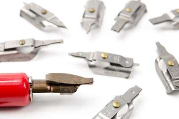 alter Griffel und diverse Zeichenfedern