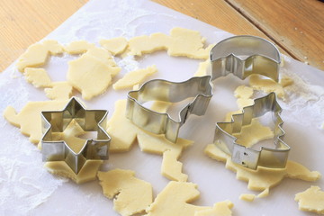 Teig und Plätzchenformen