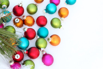 Bunte Kugeln im Schnee