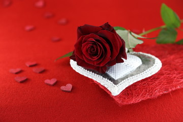 rote Rose auf silberen Herz