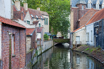 Fototapeta na wymiar Klasyczny widok z kanałów Brugii. Belgia.