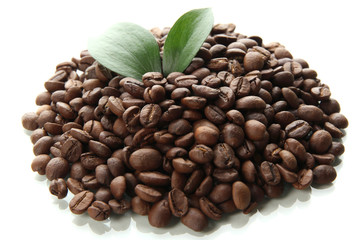 Obraz premium Coffee beans with leaves isolated on white