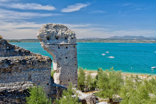 древние развалины города Сирмионе на озере Гарда