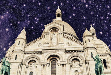 Fototapeta na wymiar Piękne gwiazdy nad Sacred Heart Cathedral w dzielnicy Montmartre - par