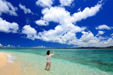 Fototapeta na wymiar Piękna kobieta, relaks na plaży w tropikalnym Okinawie