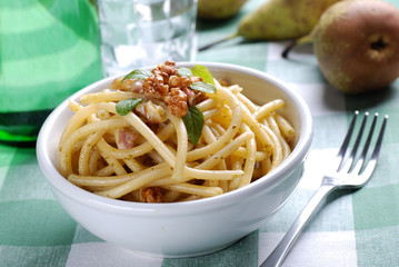 maccheroni al pesto di noci con pancetta