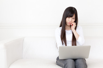 Fototapeta na wymiar atrakcyjne azjatyckich kobieta za pomocą laptopa