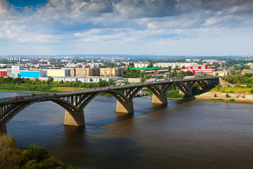 Fototapeta na wymiar Molitovsky most przez rzekę Oka