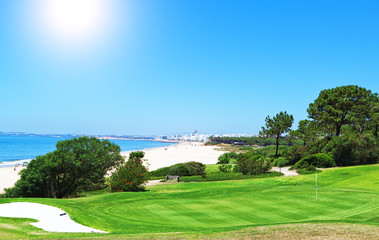 Fototapeta na wymiar Letni dzień na golfa pełnym morzu. Portugalia.