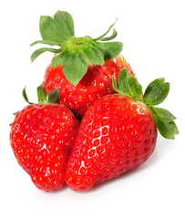 Fresas rojas sobre fondo blanco.