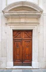 Fototapeta na wymiar Włochy, Ravenna Saint Mary Suffragio drzwi kościoła