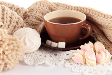 Fototapeta na wymiar kubek herbaty z szalikiem na białym