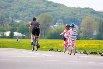 Obraz premium Family on bicycle ride at sunset
