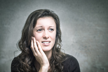 Junge Frau hat Zahnschmerzen