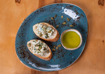 Toasts with blue cheese and olive oil