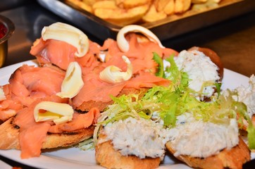 Crostini veneziani con baccalà e salmone