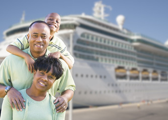 Fototapeta na wymiar Happy Family w przód statku