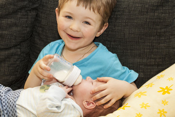 Bruder füttert Schwester