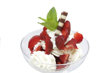 Мороженое с клубникой