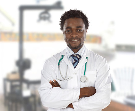 Heureux médecin africain à l'hôpital